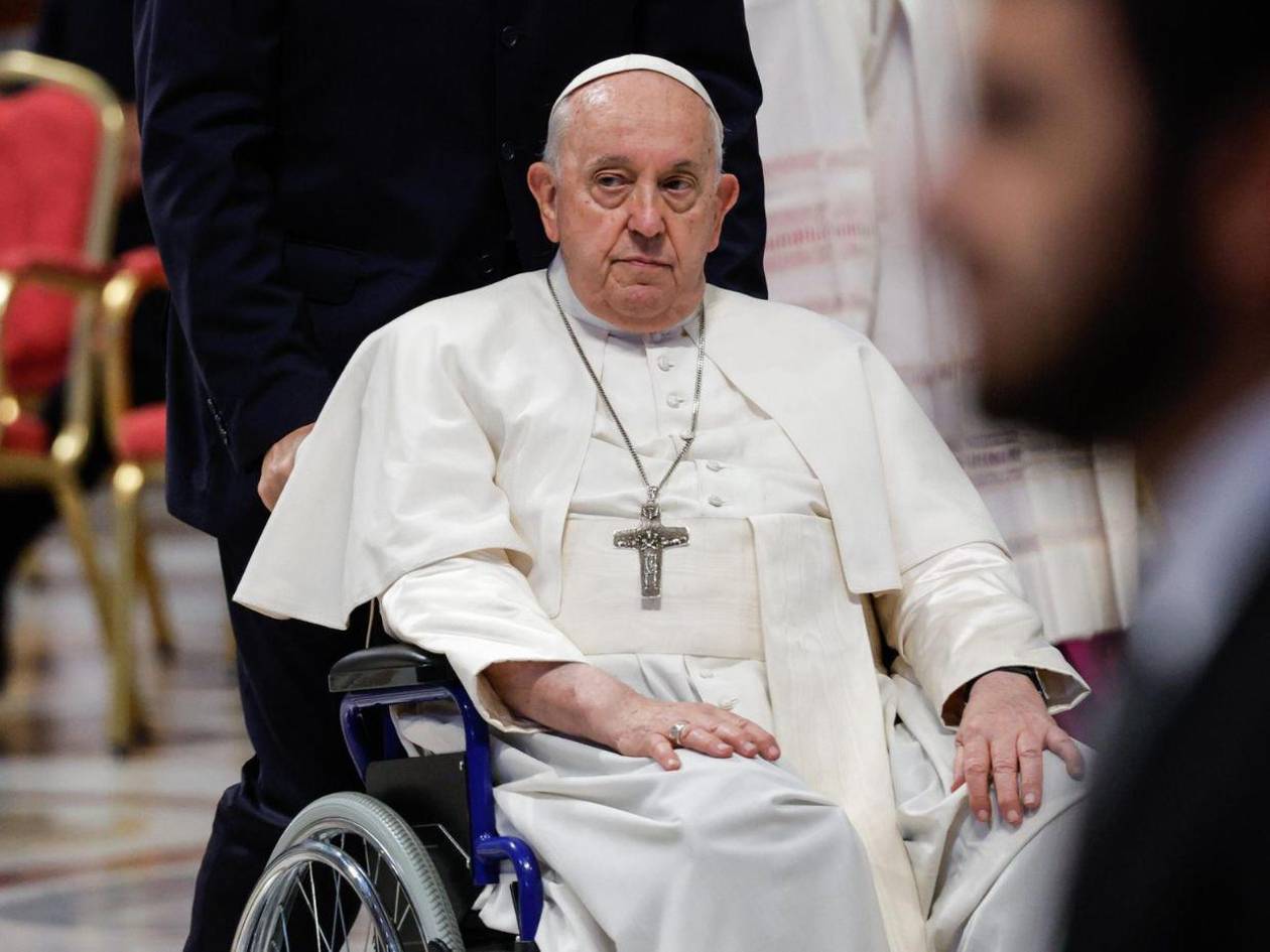 El papa sigue con fisioterapia respiratoria y no necesita ventilación mecánica
