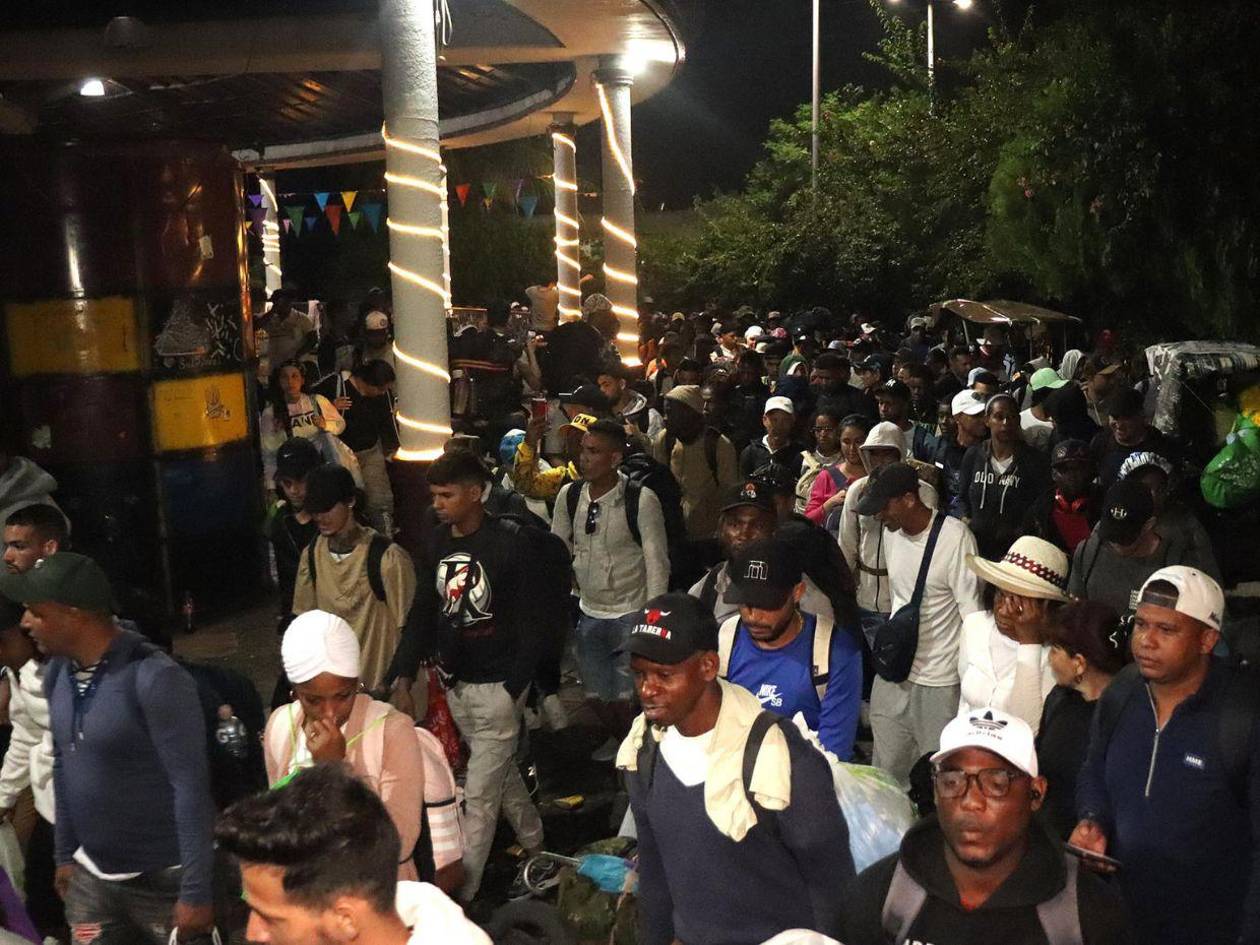 Caravana de migrantes hondureños y de otras nacionalidades sale rumbo a Ciudad de México