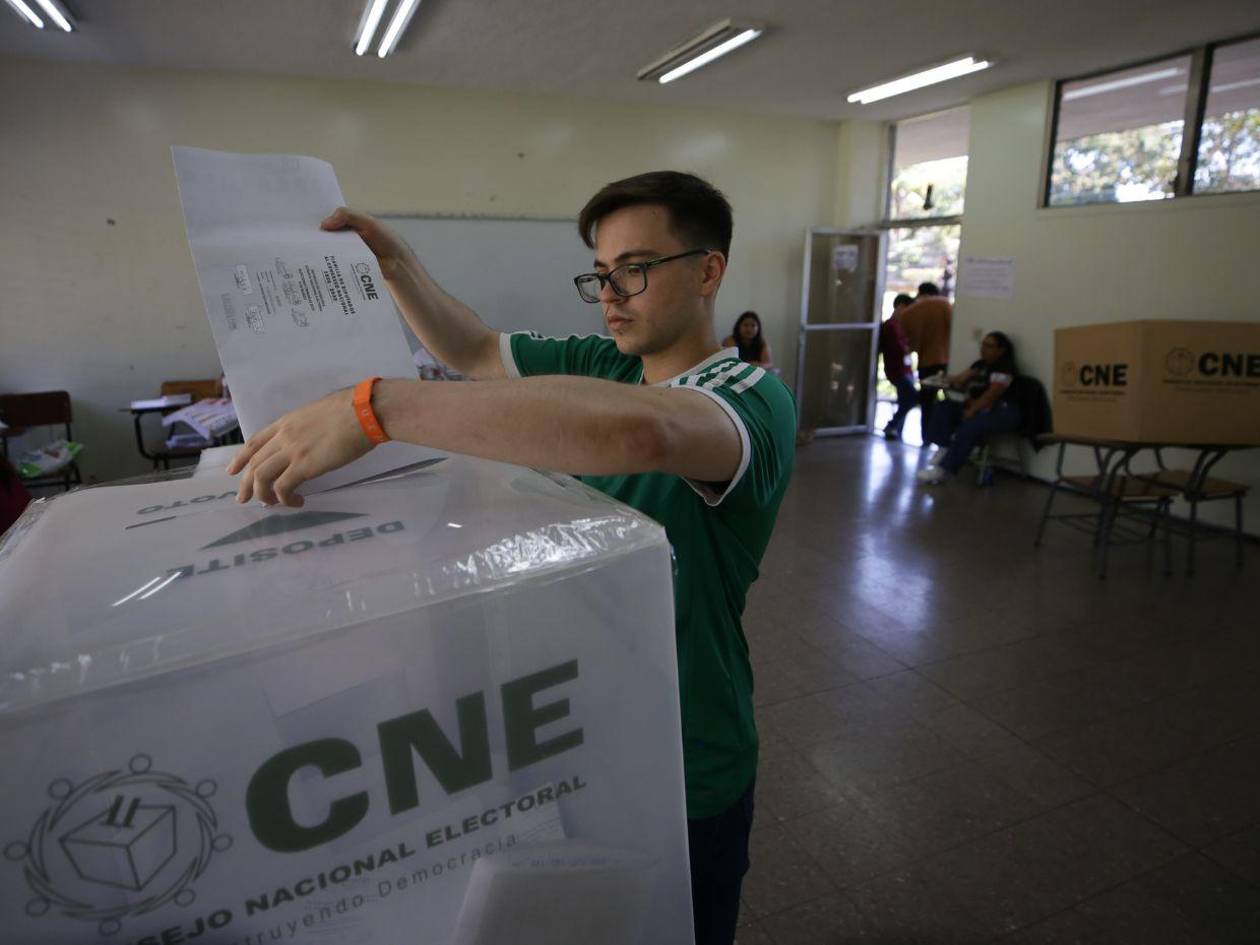 Ocho partidos políticos emergentes entregaron sus planillas al CNE
