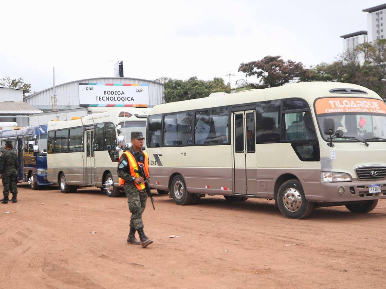 Maletas electorales seguían apiñadas en buses: “tenemos dos días de esperar”