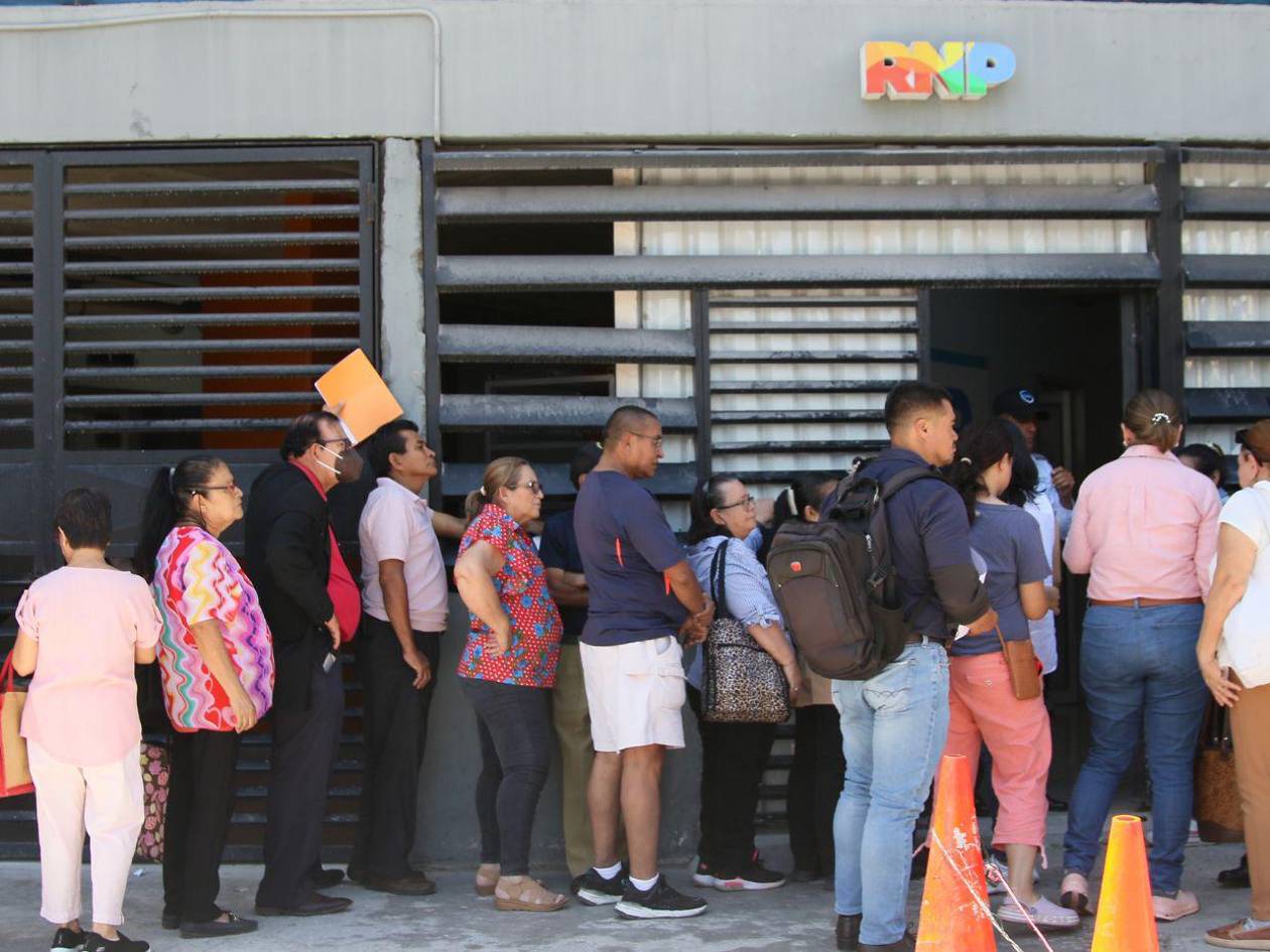 Aglomeración de personas para reclamar su DNI a horas de las elecciones