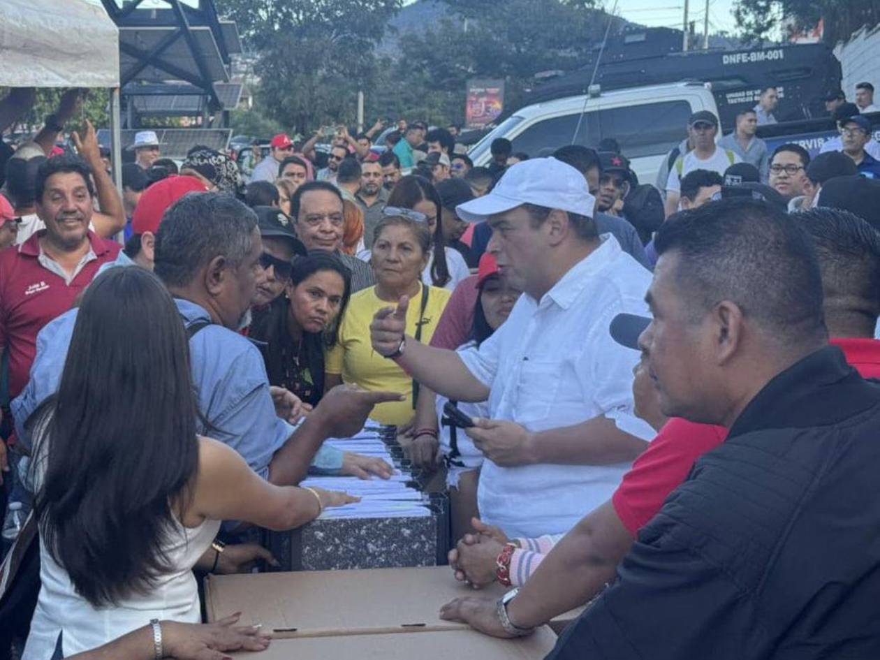 Jorge Aldana se planta afuera del CLE y exige que se cuenten todas las actas