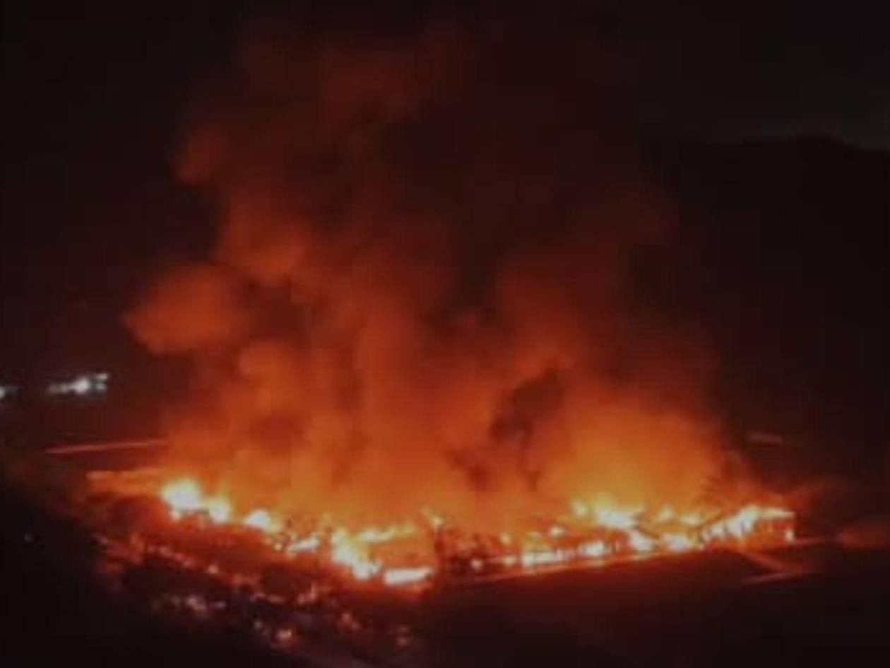 Arrasador incendio consume varios almacenes de empresa recicladora de telas en Choloma