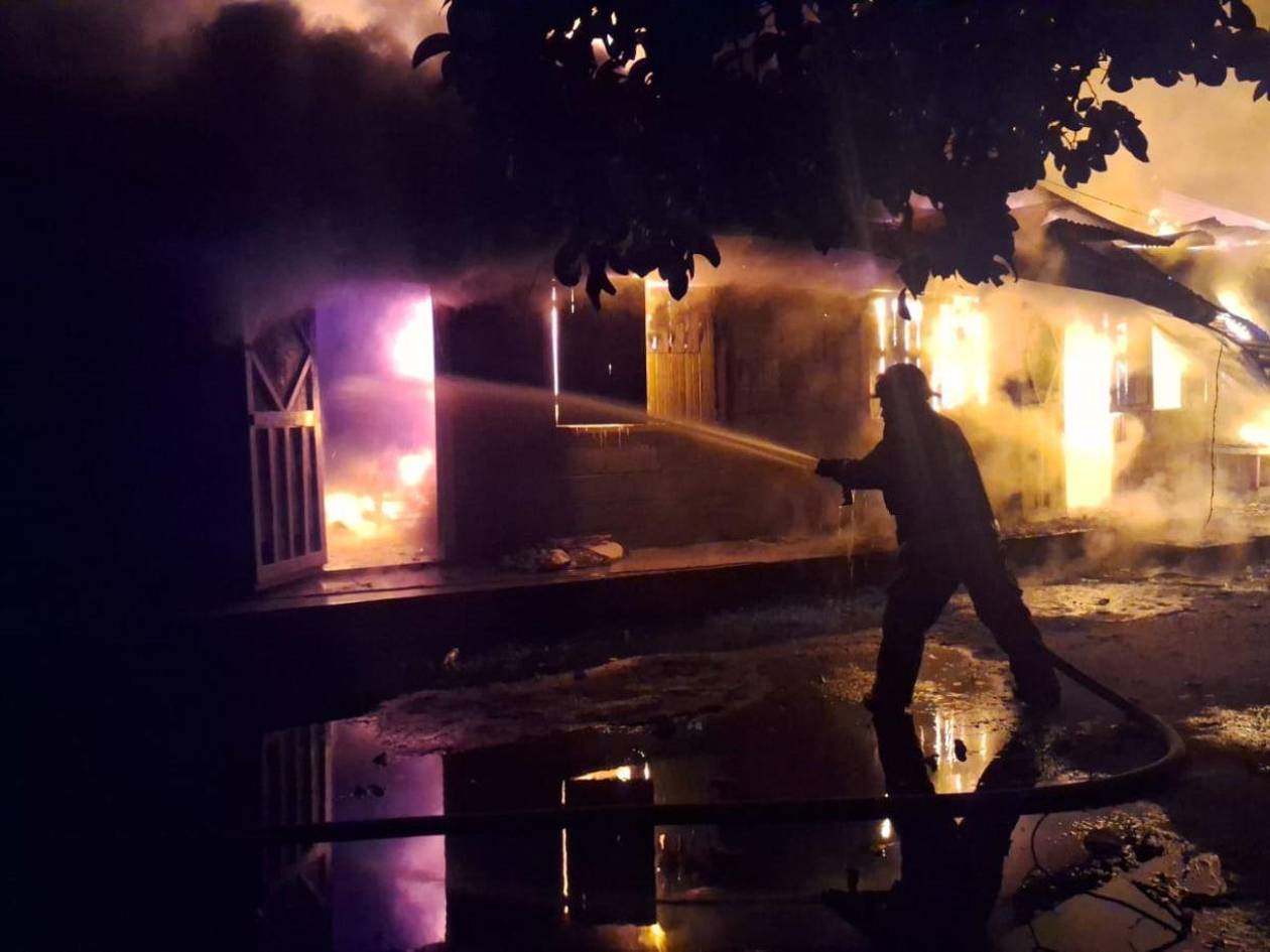 Incendio reduce a cenizas cuartería en La Ceiba y deja nueve personas afectadas