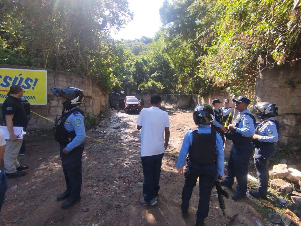 Hallan cuerpo semidesnudo de una mujer en solar baldío de la capital