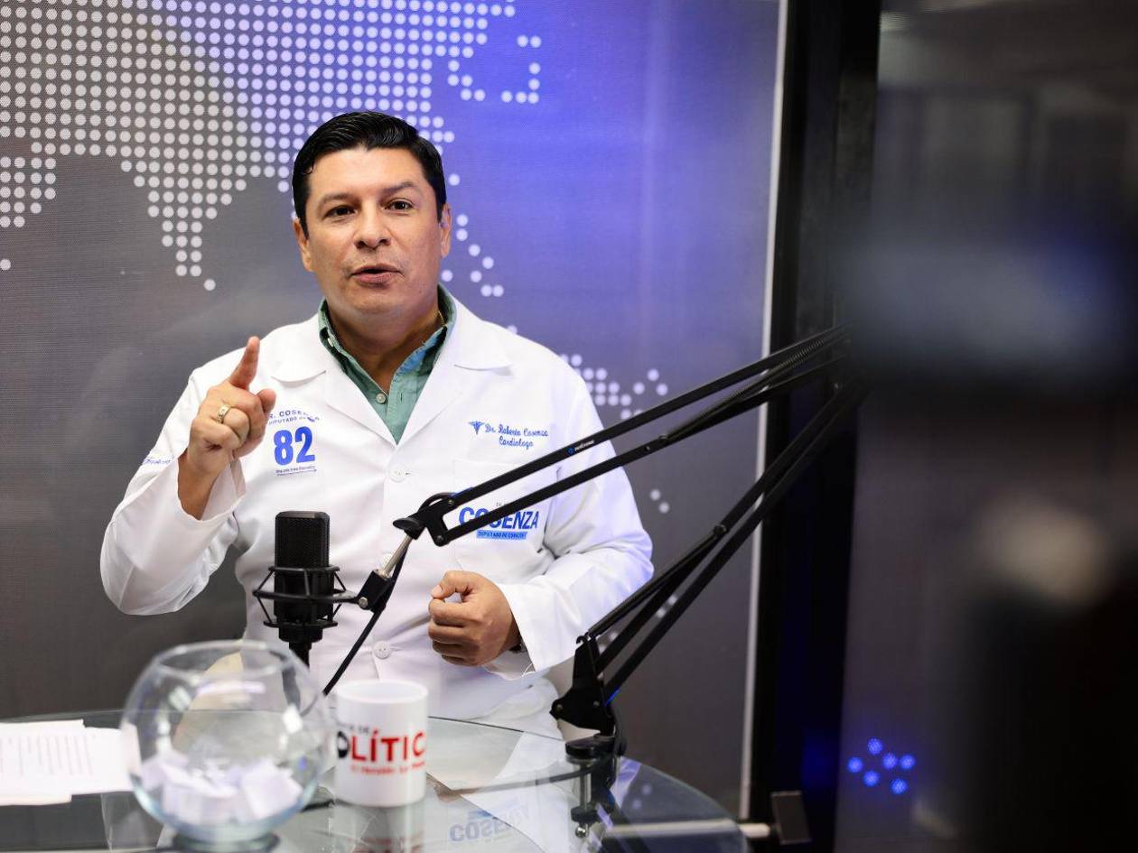 Roberto Cosenza cuestiona a Alba Consuelo Flores: “No tenía las competencias para dirigir la Secretaría de Salud”