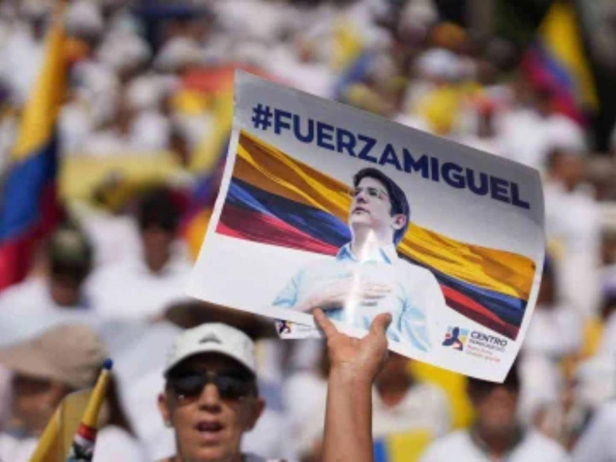 El senador Miguel Uribe sigue luchando por su vida, asegura su esposa
