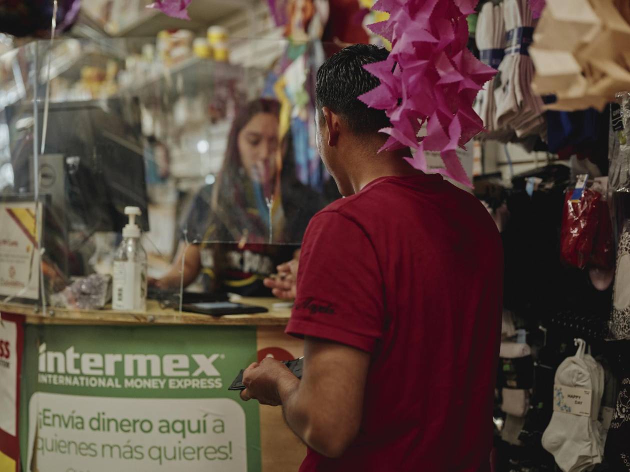 Migrantes latinoamericanos envían más dinero ante temor a redadas en EE UU