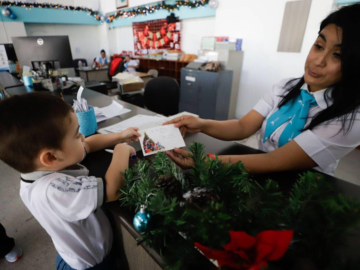 Niños capitalinos envían cartas a Santa a través del Correo Nacional de Honduras