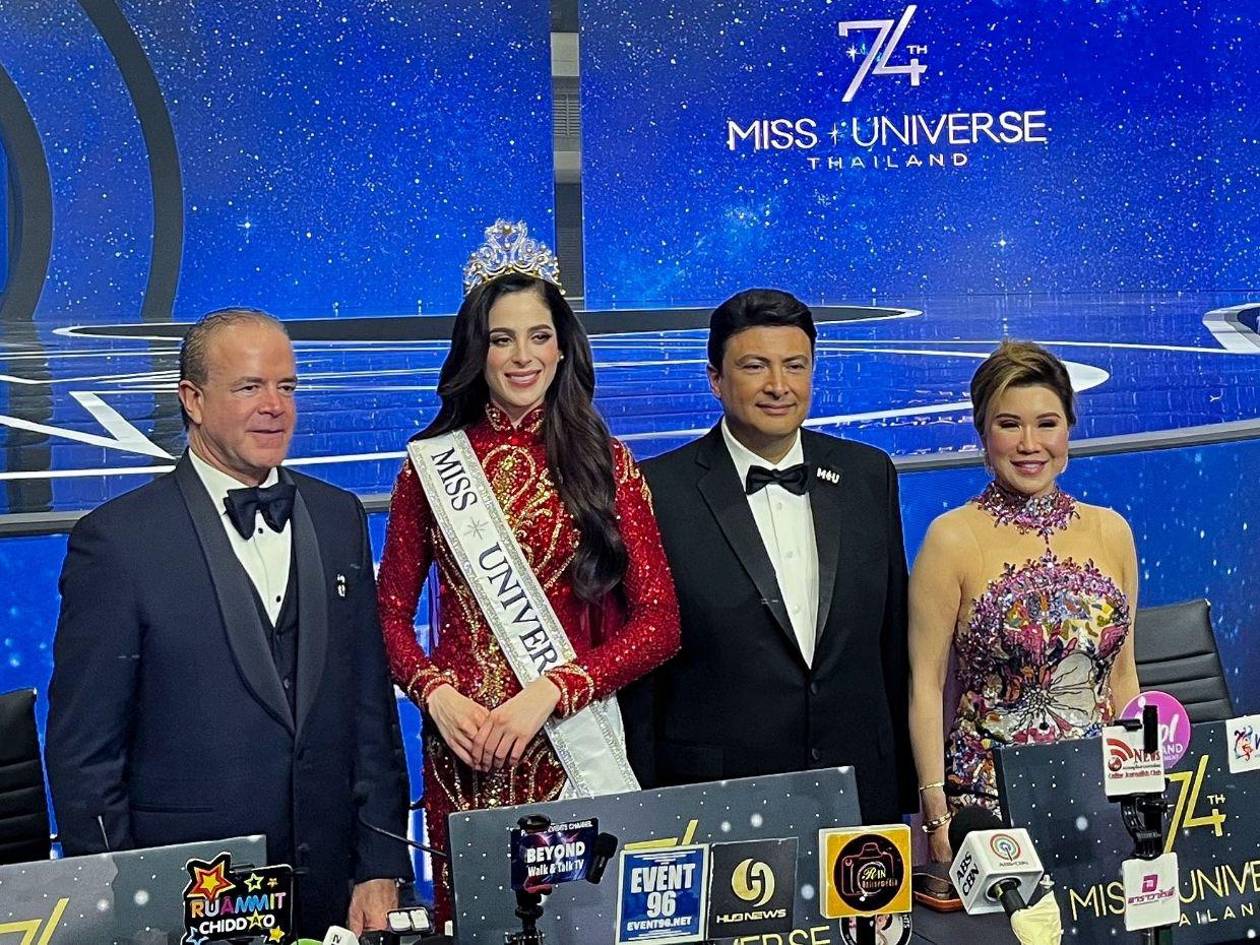 Director de Miss Universo deja su cargo en medio de denuncias y polémicas en la organización