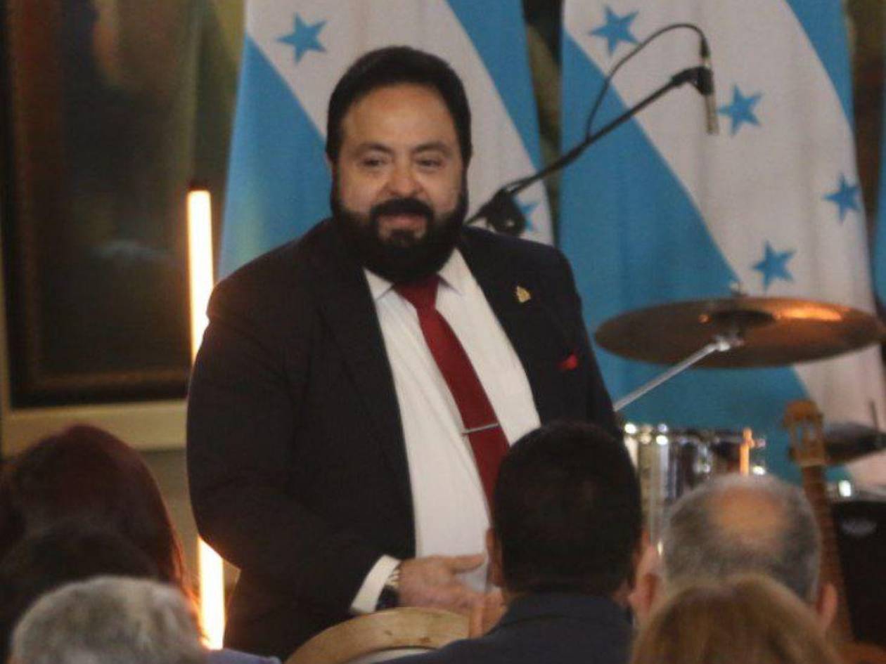 Denuncian a Luis Redondo ante el MP por traición a la patria al no aceptar la renuncia de Hall