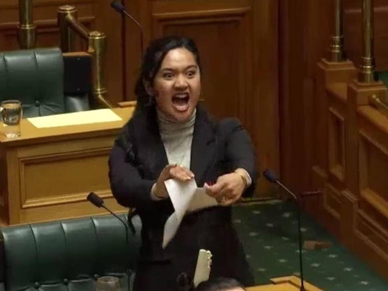 Caos en Nueva Zelanda por haka maorí en sesión y fuera del parlamento