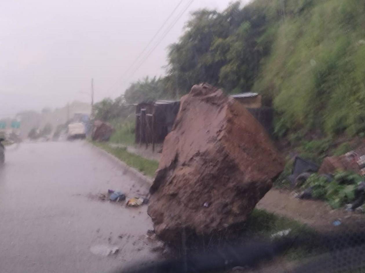 Enormes rocas se desprenden y ponen en peligro a conductores en la capital