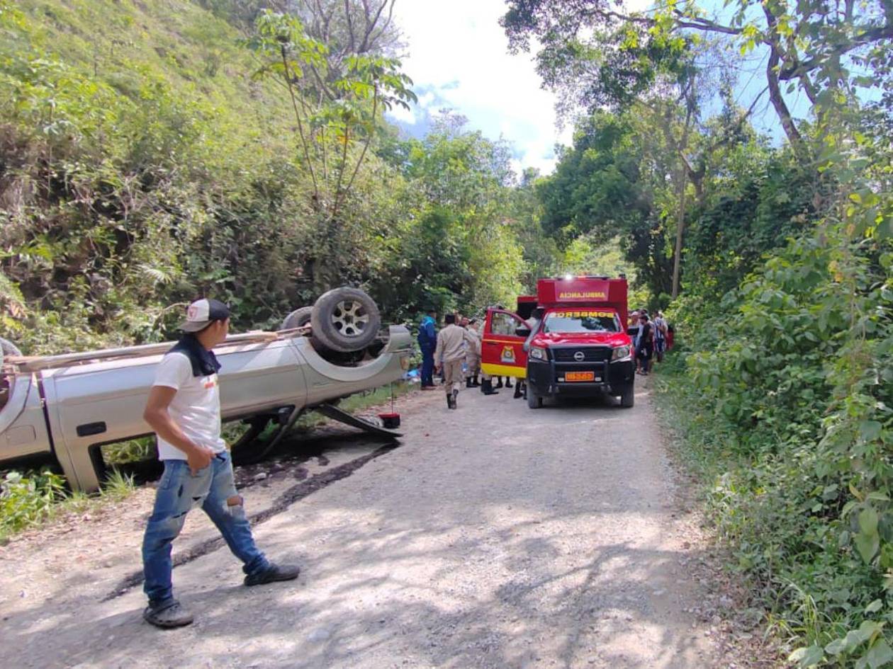 Niña muere y mujer sobrevive en volcamiento de vehículo en Santa Bárbara