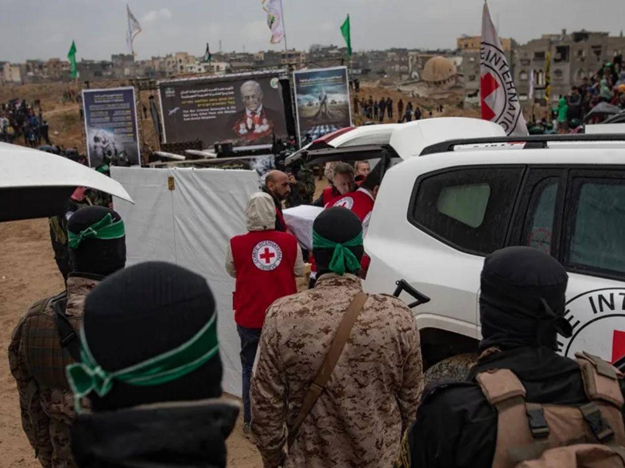 Familias de rehenes denuncian incumplimiento de Hamás tras entregar solo cuatro cuerpos