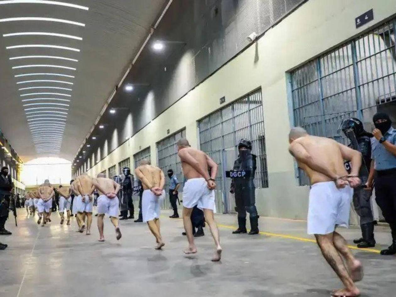Bukele acepta deportación de migrantes criminales y ofrece cárceles para reclusos de EE UU