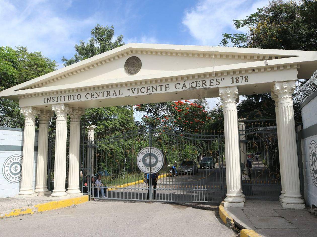 Institutos emblemáticos de la capital inician este miércoles con graduaciones