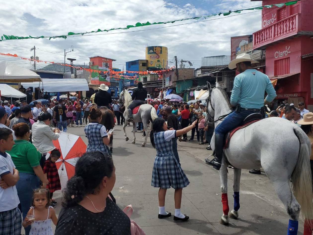 Locatarios festejan el 42 aniversario del mercado más grande de Honduras