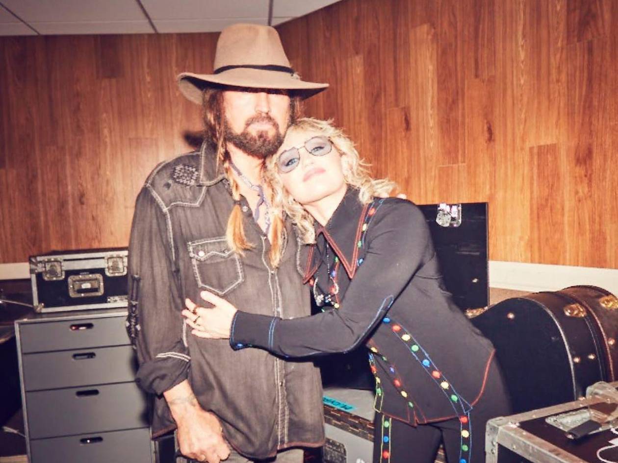 Miley Cyrus se mantiene al margen del conflicto entre su padre y su hermano