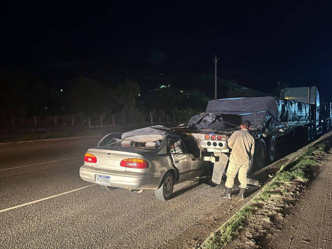 Muere conductor tras impactar con su carro en la plataforma de una rastra
