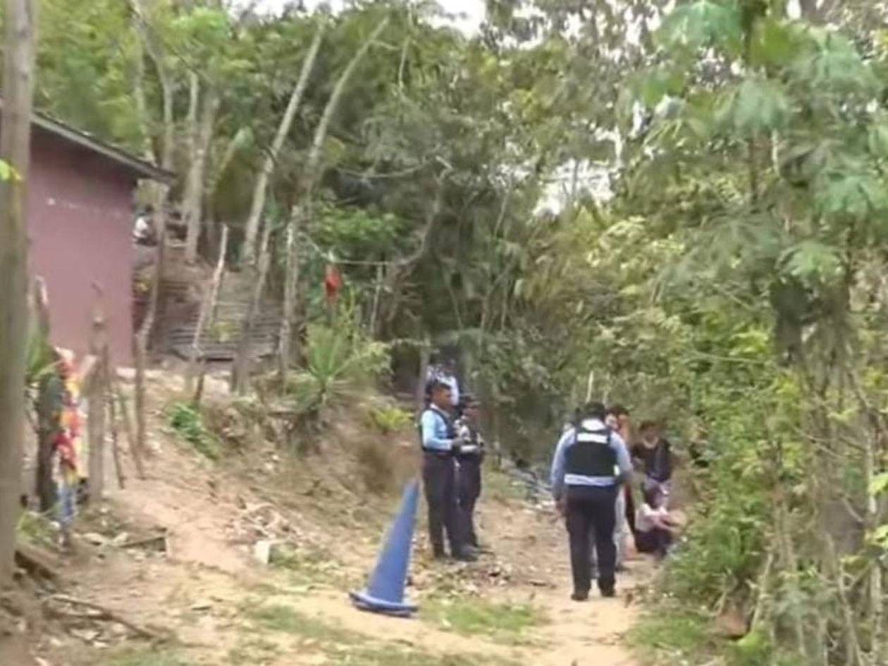 Hallan decapitado a hombre de la tercera edad en un solar baldío en Cortés