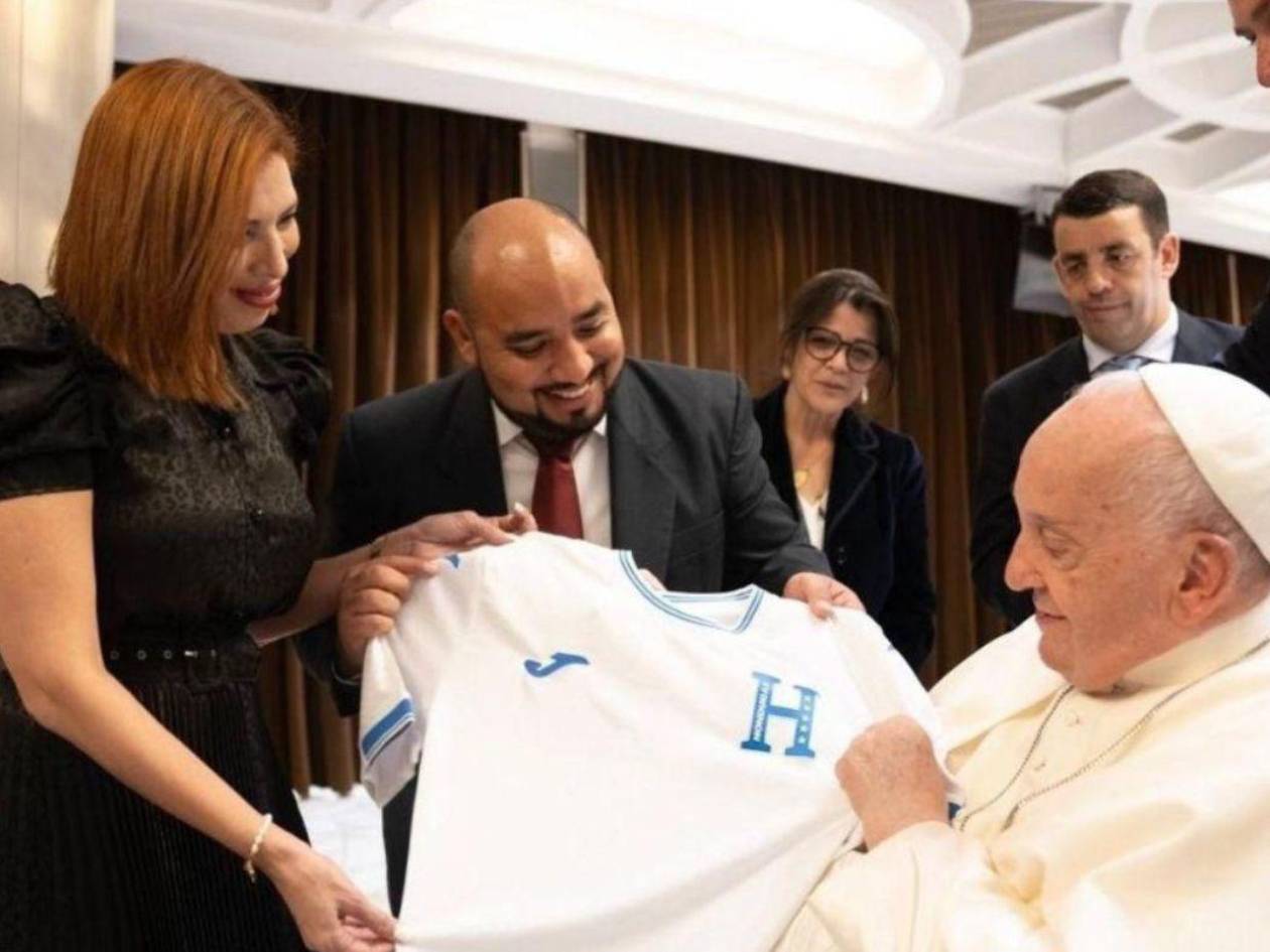 ¿Por qué el papa Francisco recibió una camiseta de la Selección de Honduras?