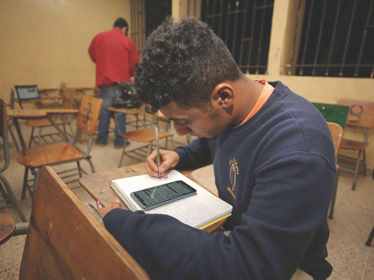 Honduras ofrece nuevas jornadas nocturnas para completar estudios básicos