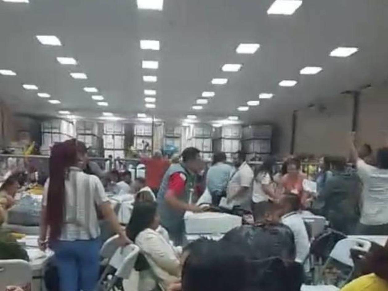 Tensión en el CNE: Marlon Ochoa es recibido con abucheos en medio del escrutinio especial