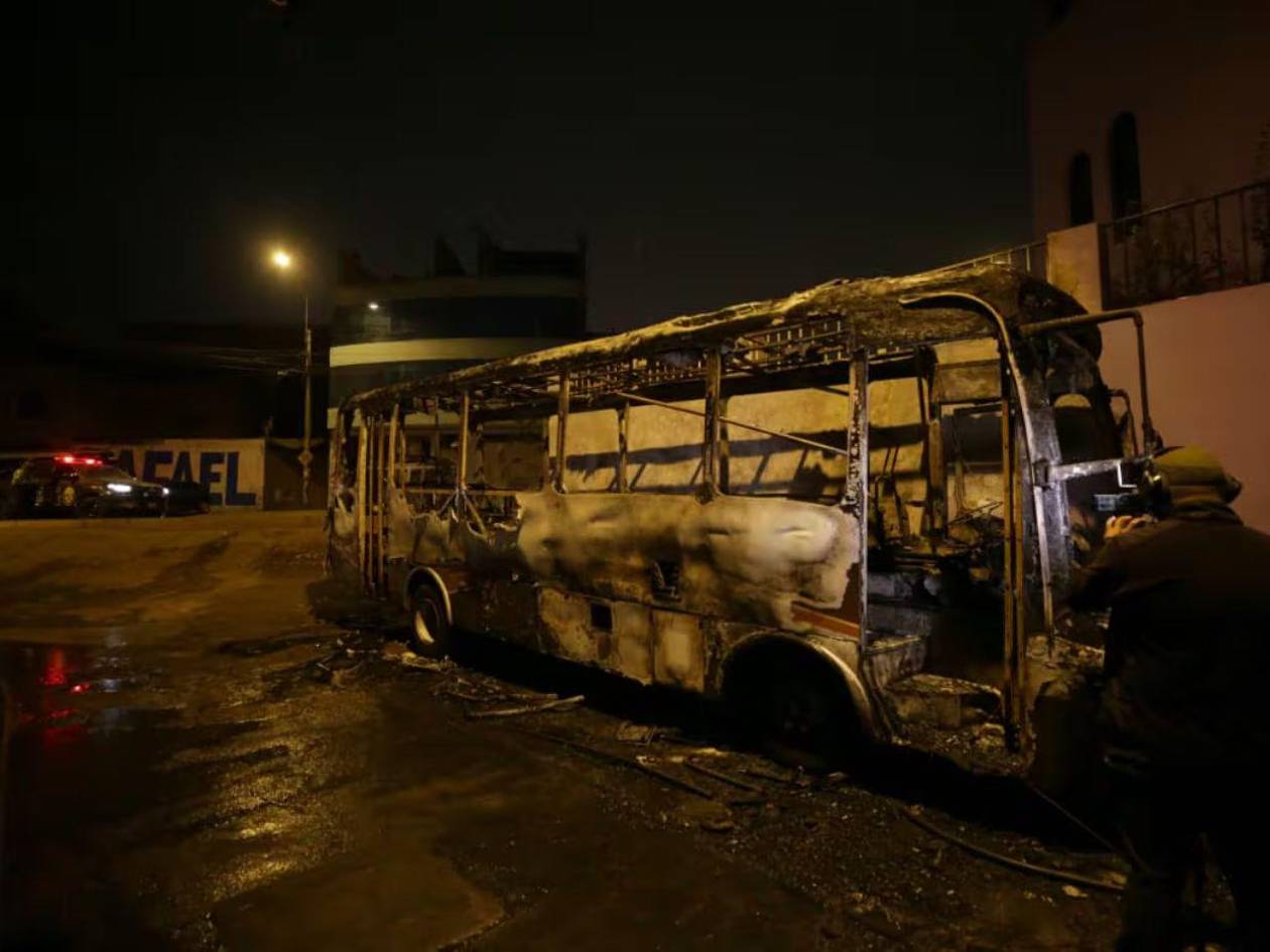 Un bus de transporte urbano fue quemado en Lima, horas después de paro contra criminalidad