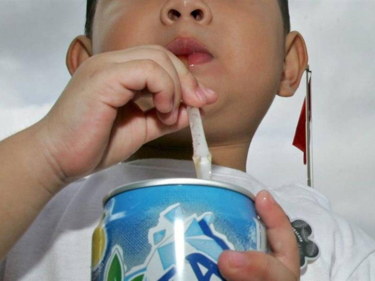 Trump ordena por decreto volver a usar pajillas de plástico para sorber líquidos