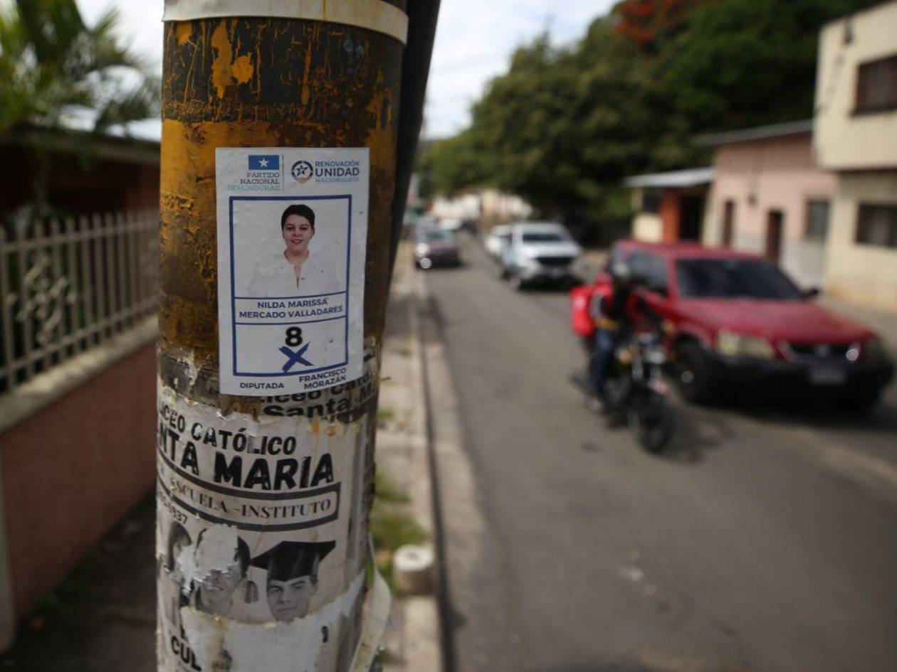 Propaganda  irregular adorna las calles del Distrito Central