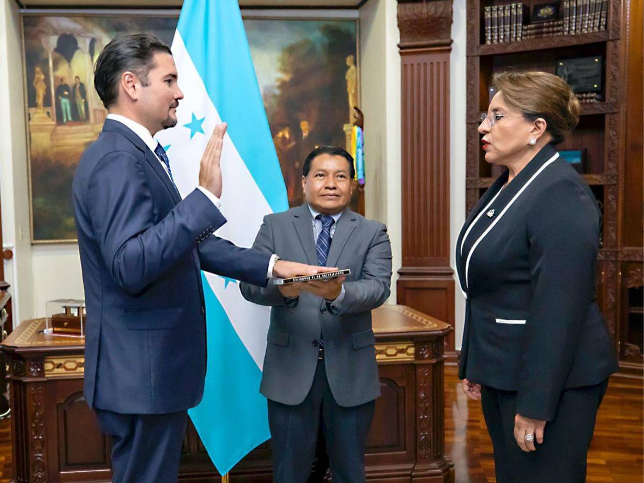 Xiomara Castro juramenta al nuevo canciller de Honduras Javier Bú Soto