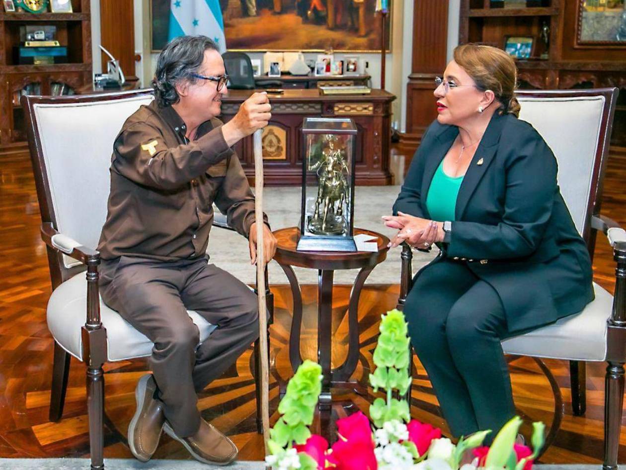 Presidenta Xiomara Castro recibió a padre Leopoldo Serrano en Casa de Gobierno