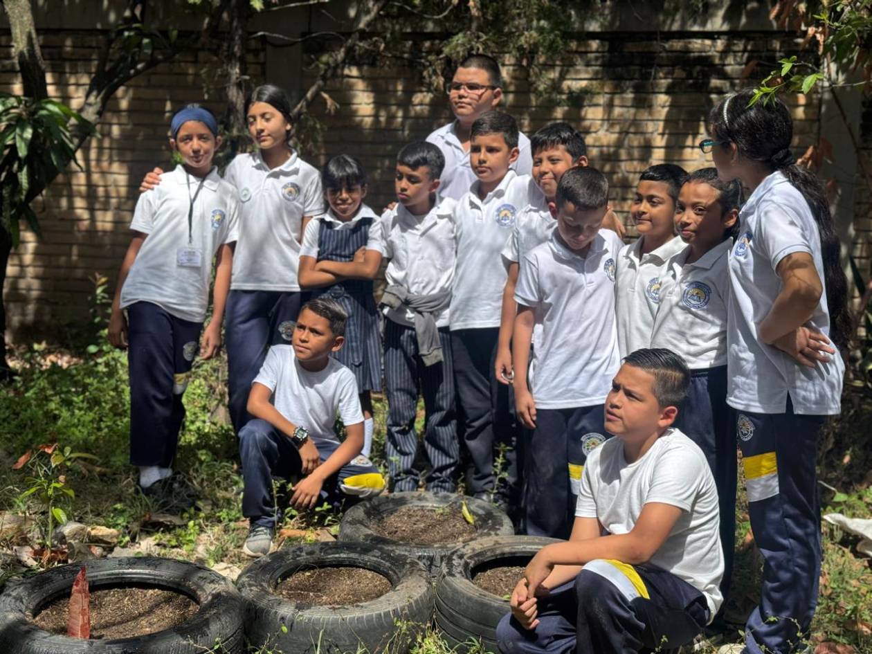 Clubes ecológicos elaboran huerto escolar en sus centros de estudio
