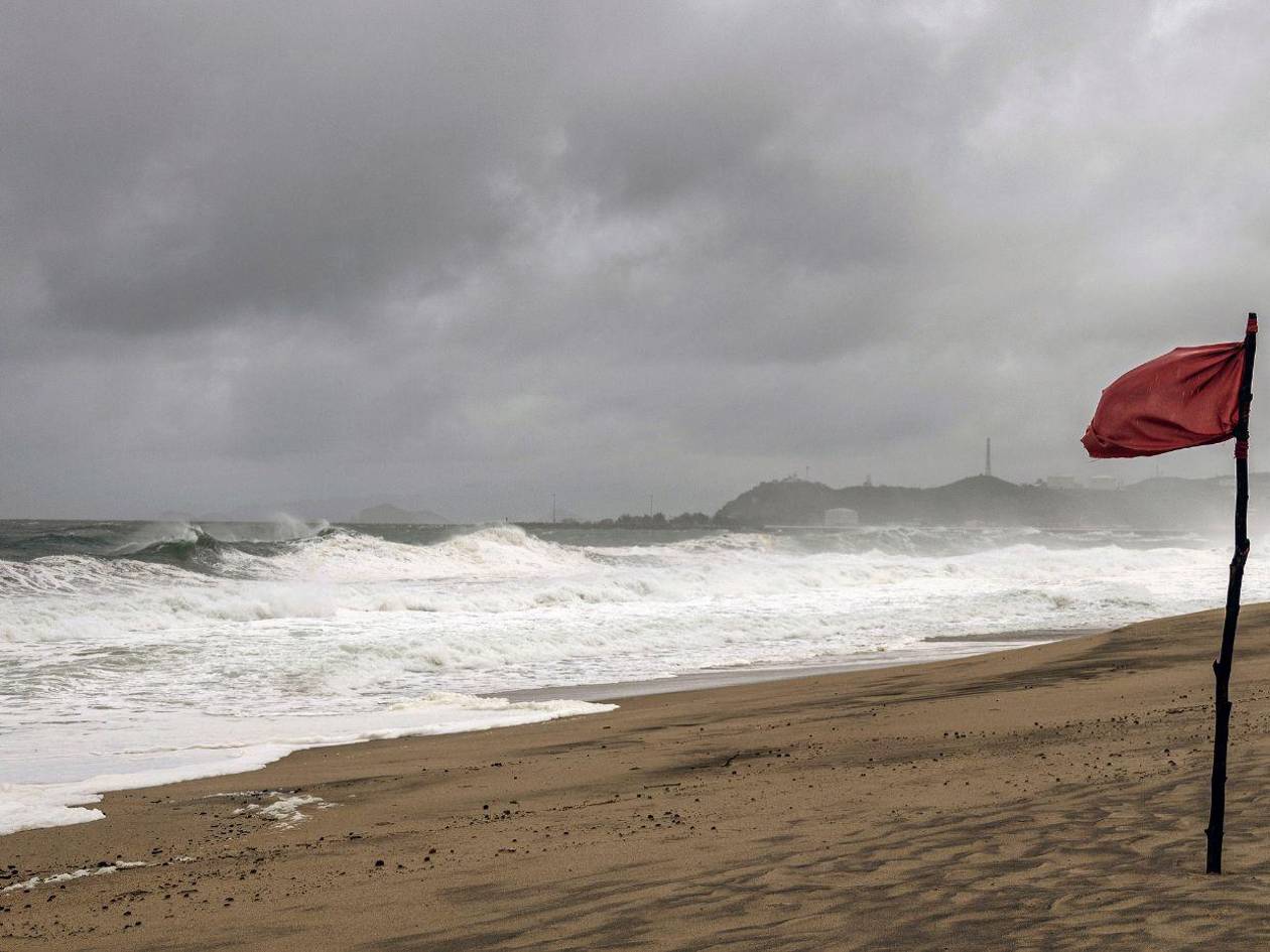 El huracán Flossie se debilita a categoría 2 frente a costas del Pacífico mexicano