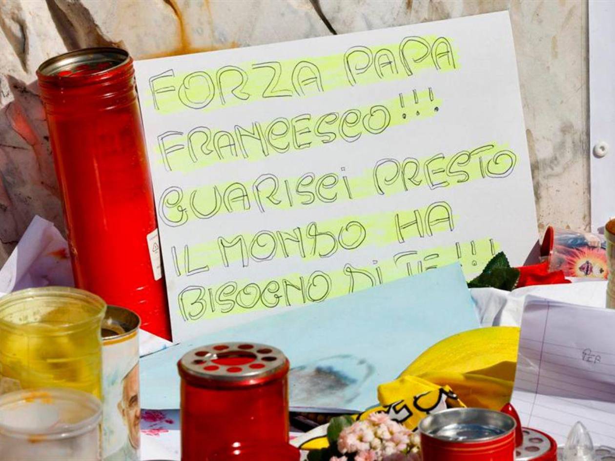 El papa Francisco necesita menos flujo de oxígeno tras 32 días de hospitalización