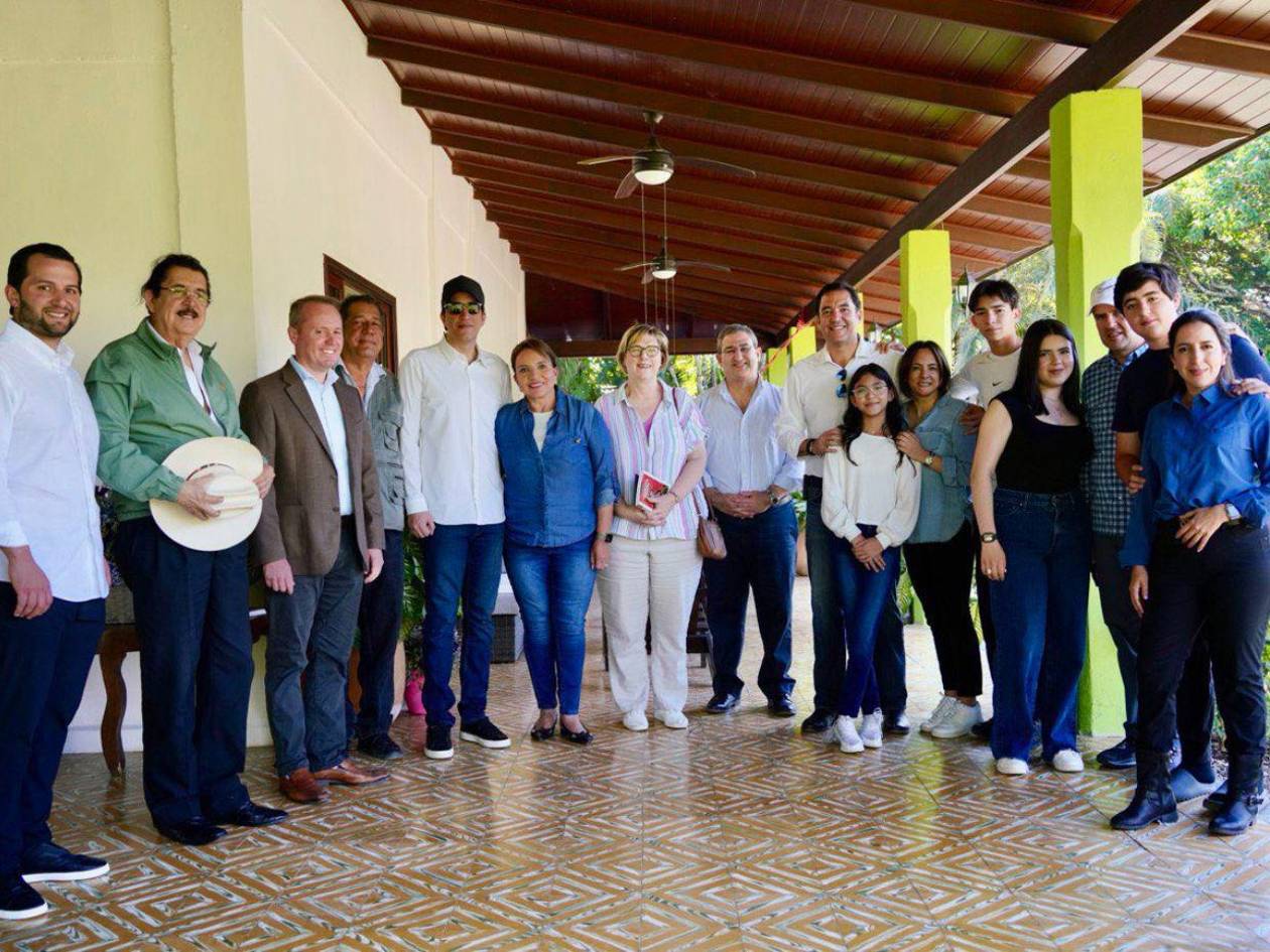 La familia presidencial despide en Olancho a la embajadora Laura Dogu