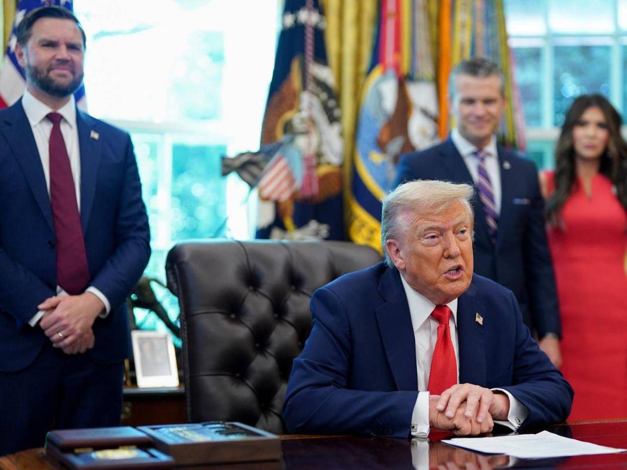 Trump pide a laboratorios para mostrar tasas de efectividad de vacunas contra covid-19