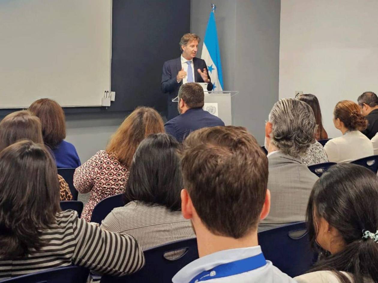 Actores políticos participan en charla sobre desinformación en redes durante proceso electoral