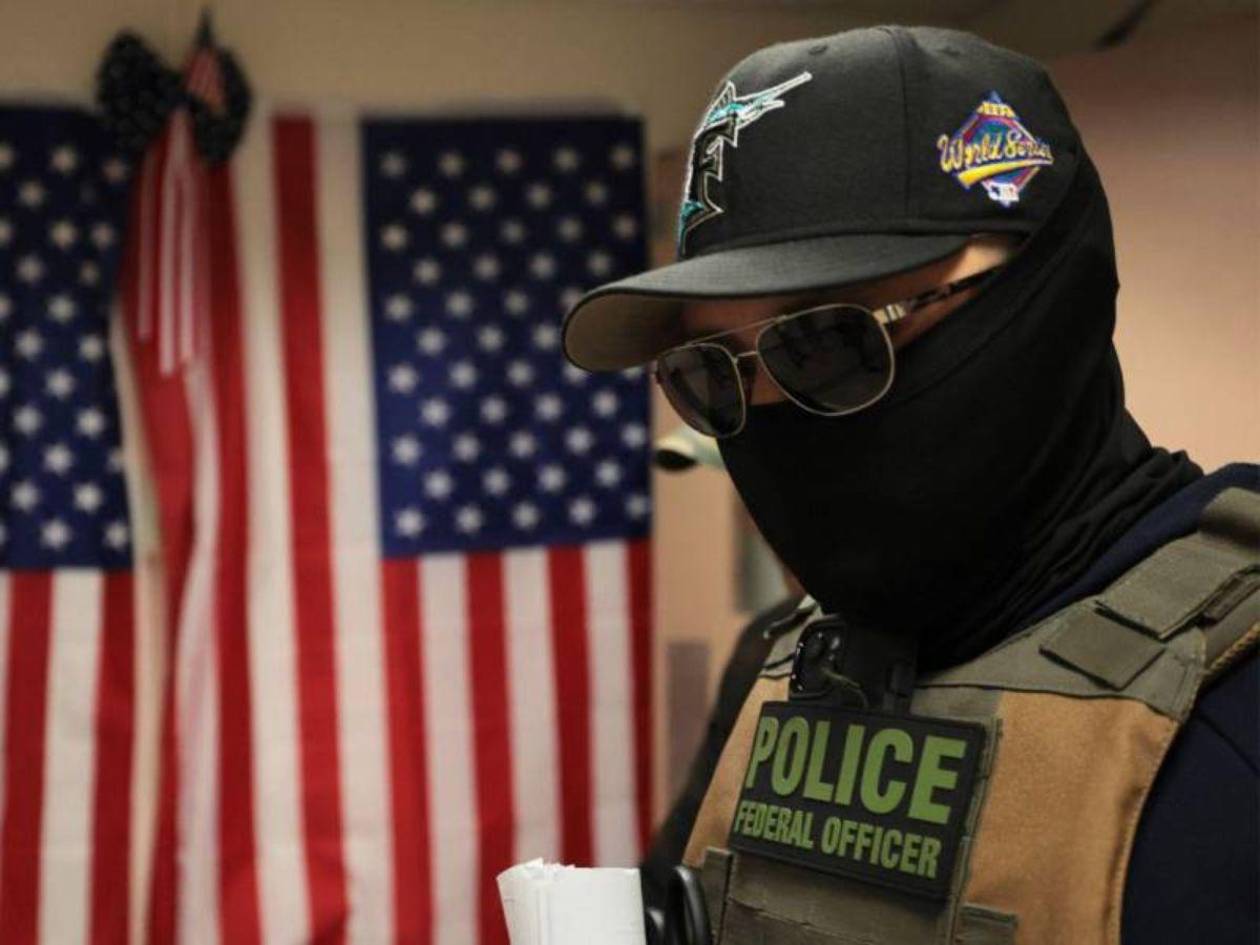 Migrantes serán vigilados por  ICE con una herramienta capaz de infiltrarse en sus teléfonos