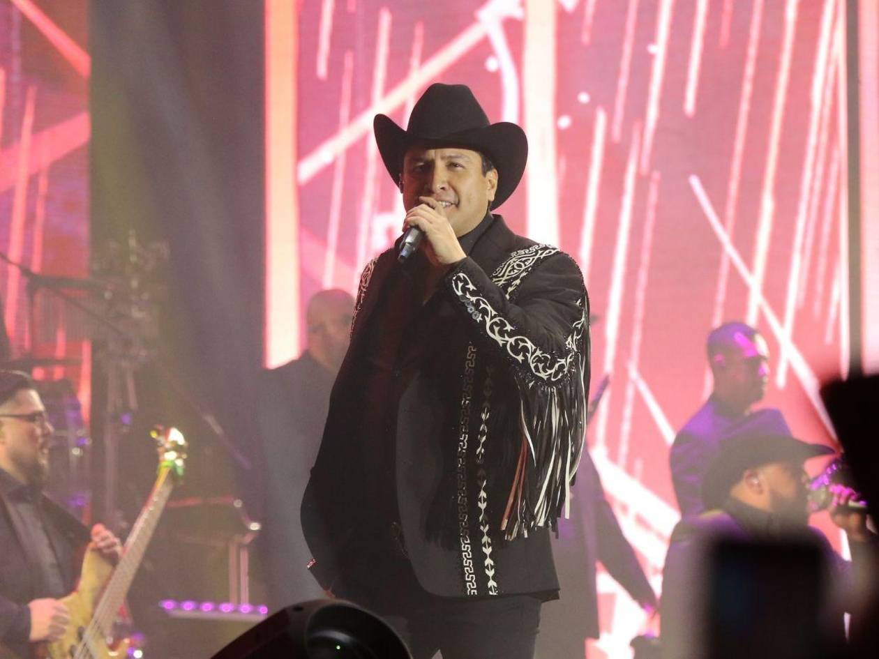 Julión Álvarez transmitió la “Vibra perfecta” del norteño en su debut en Honduras