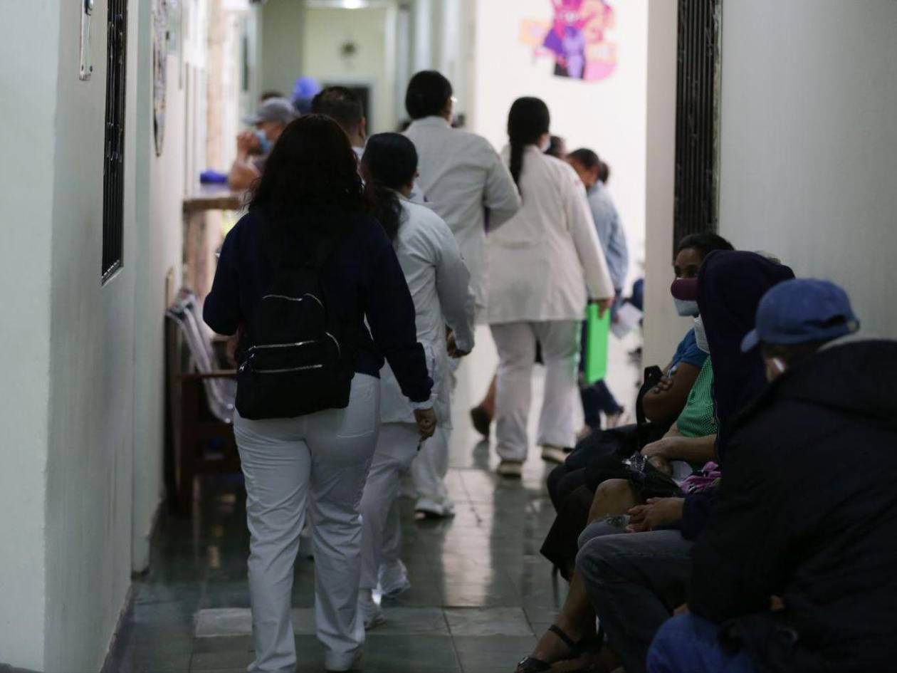 Paredes amenaza con retirar becas a estudiantes de UNAH tras retiro de hospitales