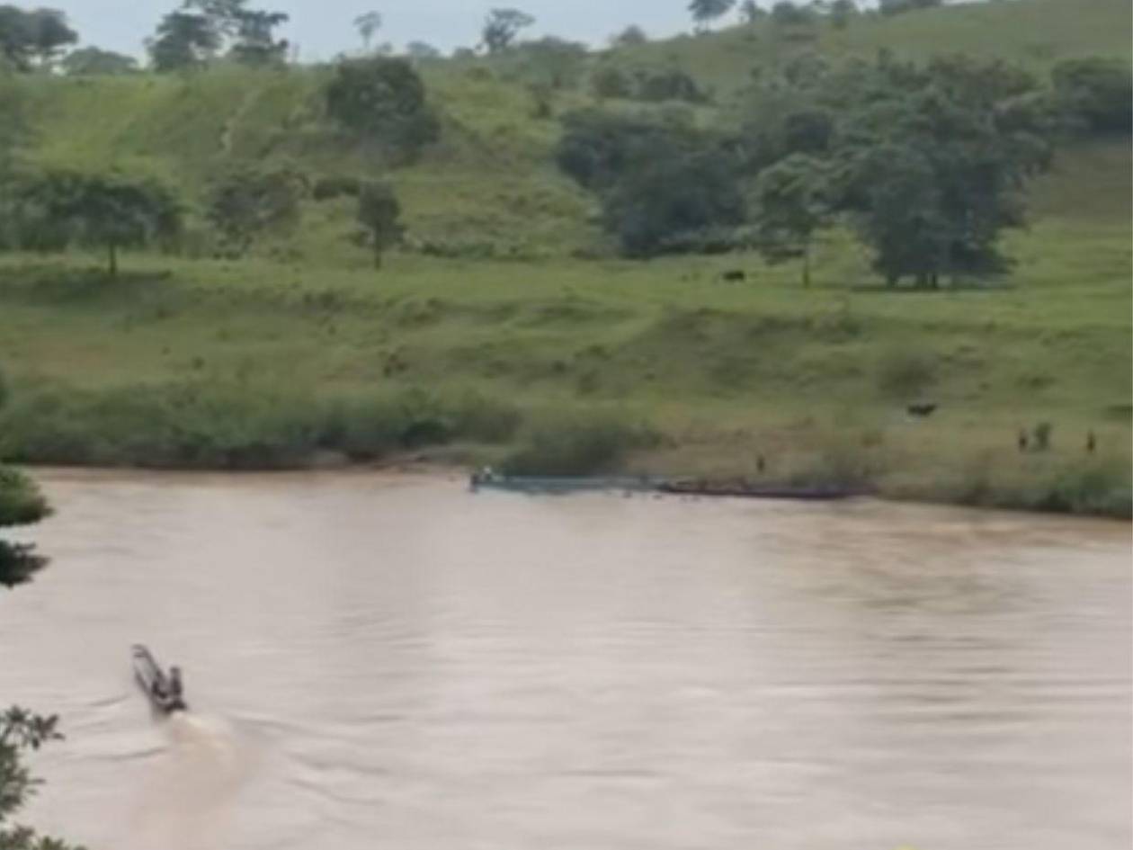 Buscan hombre que fue arrastrado con su caballo por el río Guayape, en Olancho