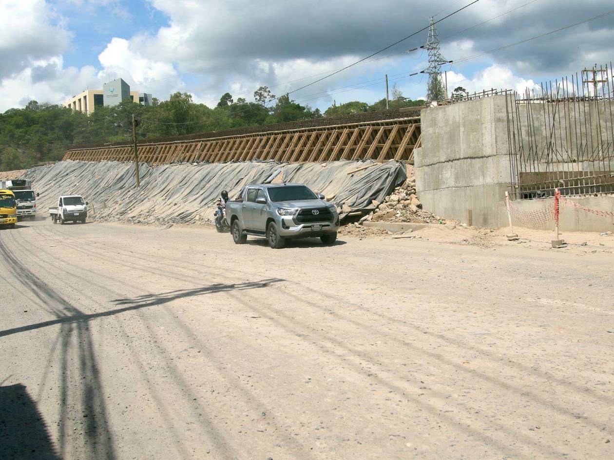 Puente elevado Papa Francisco, en Tegucigalpa, avanza a paso de tortuga