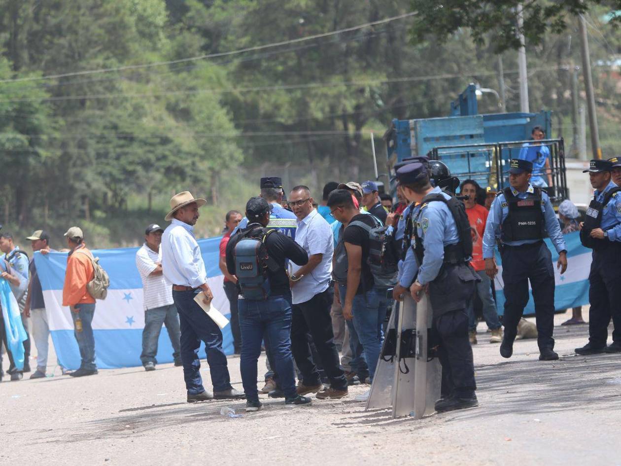 “Queremos que nos saquen de este infierno”: manifestantes en la salida a Oriente