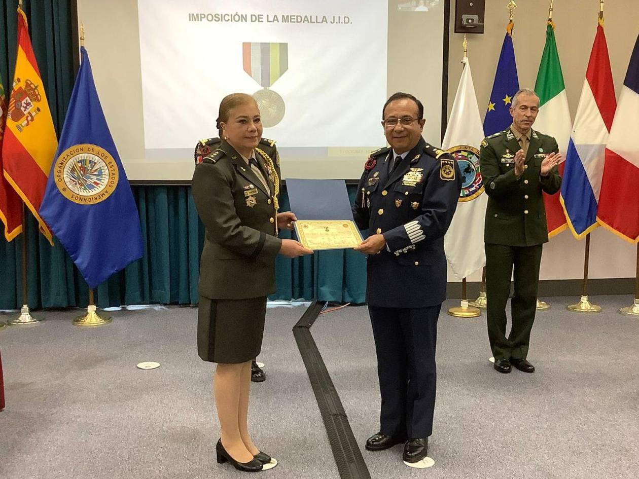Coronel hondureña es distinguida con Medalla de la Junta Interamericana de Defensa