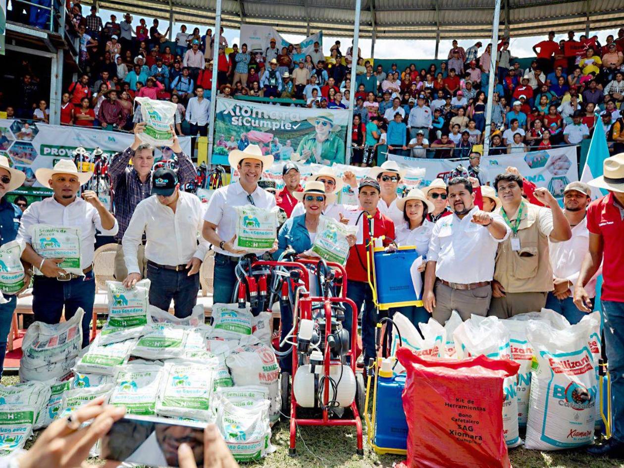 Gobierno entrega bonos ganaderos y cafetaleros en Trojes, El Paraíso