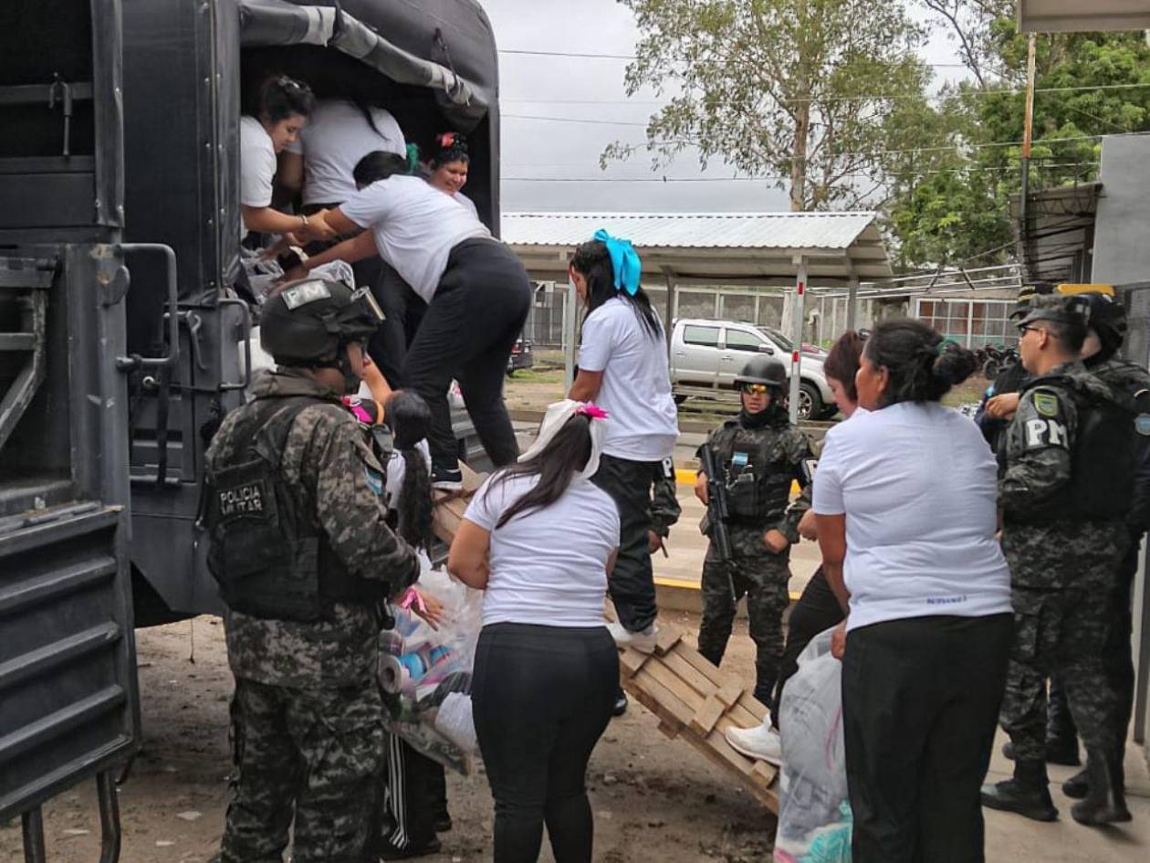 Trasladan a 244 reclusas de la Pandilla 18 desde Támara hacia “El Pozo”