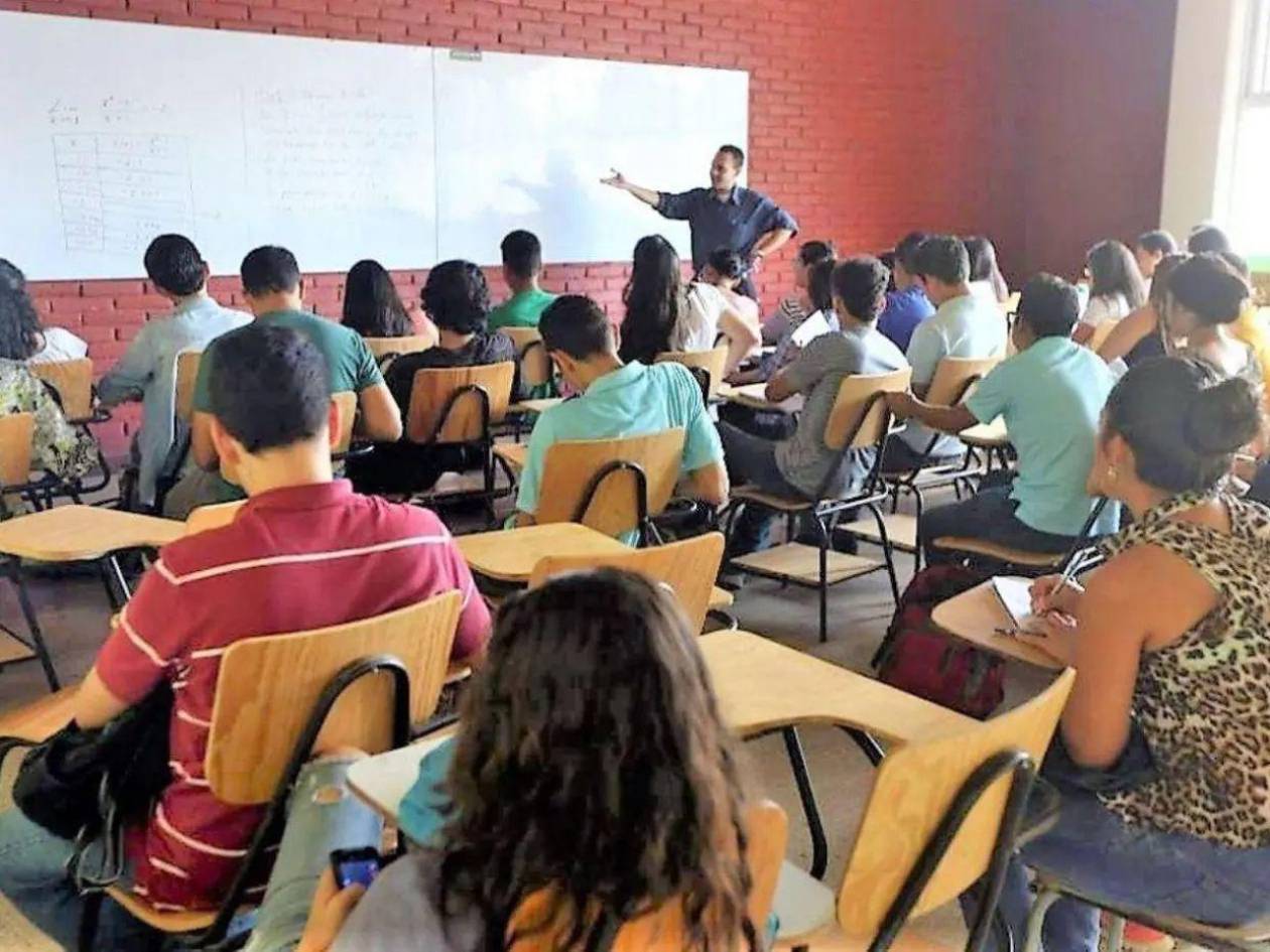 Matrícula universitaria crece en el sector privado mientras baja en el público