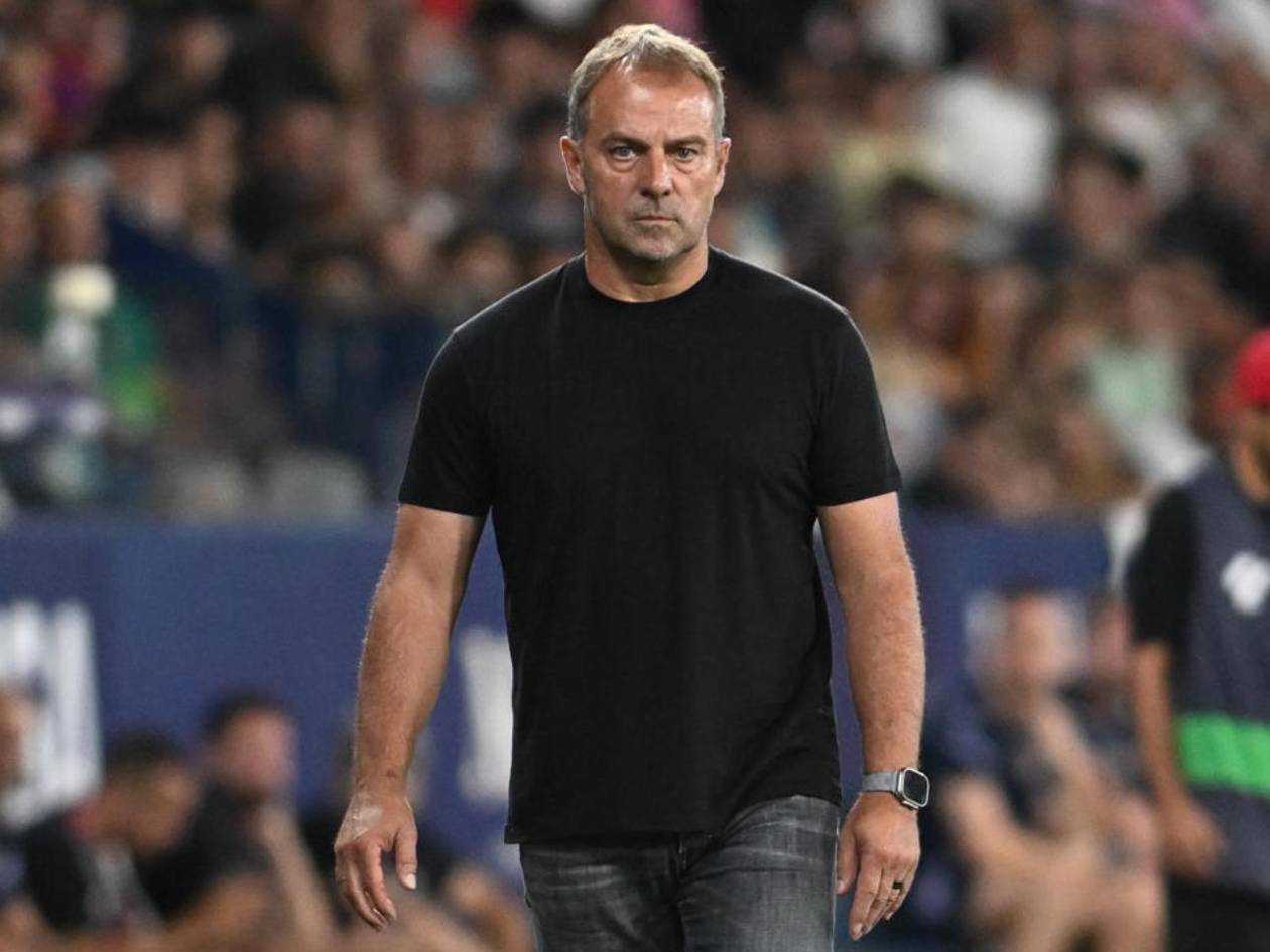 Hansi Flick deja entrenando al Barcelona solo con siete jugadores y aparece en Madrid